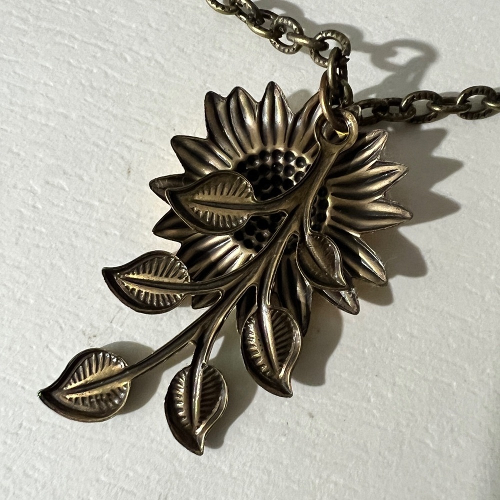 Beautiful Sunflower Pendant Necklace - Picture 11 of 11